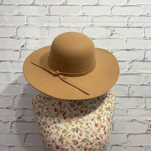 Woman’s NWOT Beige  Wide Brimmed fleece Floppy Hat.